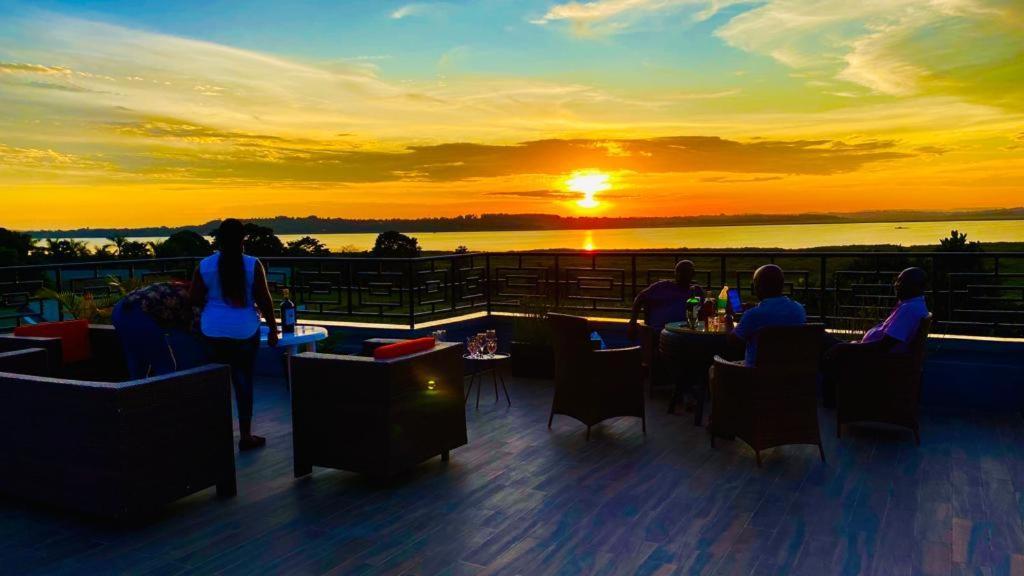 Nimaro Courts Hotel เอนเทบเบ้ ภายนอก รูปภาพ