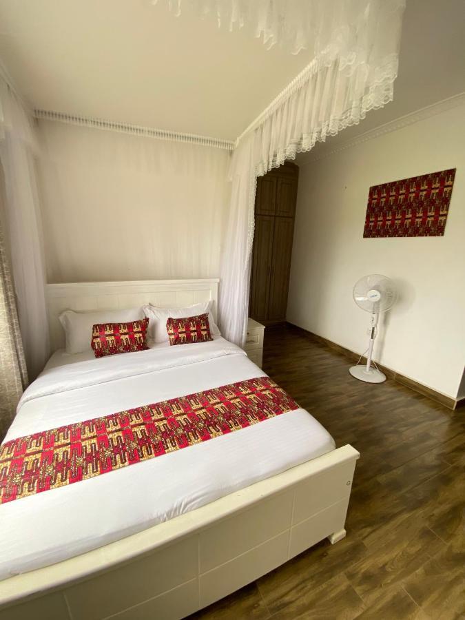 Nimaro Courts Hotel เอนเทบเบ้ ภายนอก รูปภาพ