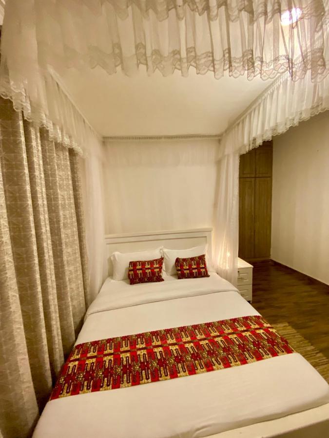 Nimaro Courts Hotel เอนเทบเบ้ ภายนอก รูปภาพ