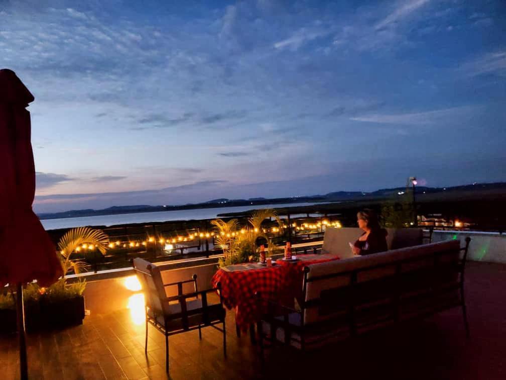 Nimaro Courts Hotel เอนเทบเบ้ ภายนอก รูปภาพ