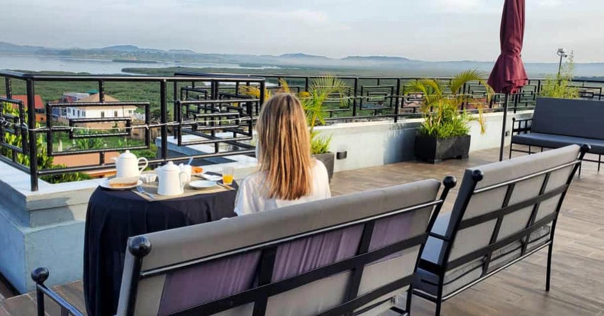 Nimaro Courts Hotel เอนเทบเบ้ ภายนอก รูปภาพ