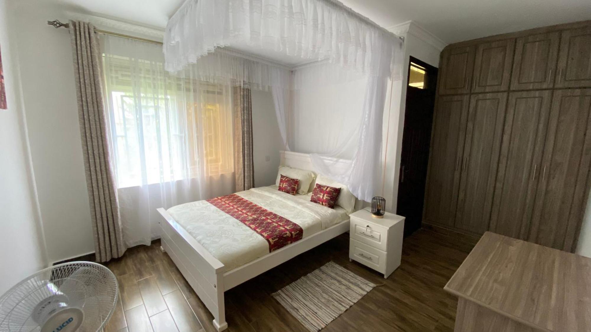 Nimaro Courts Hotel เอนเทบเบ้ ภายนอก รูปภาพ