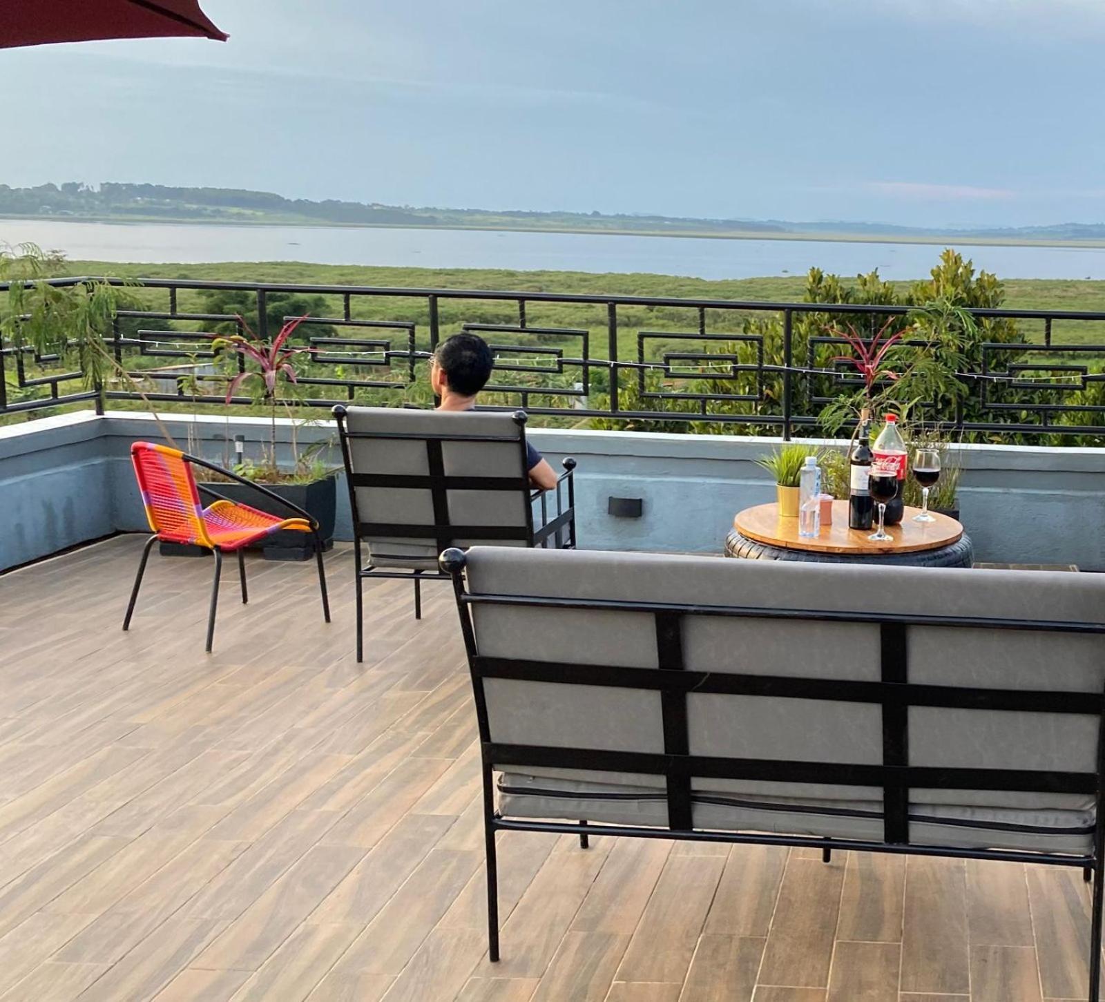 Nimaro Courts Hotel เอนเทบเบ้ ภายนอก รูปภาพ