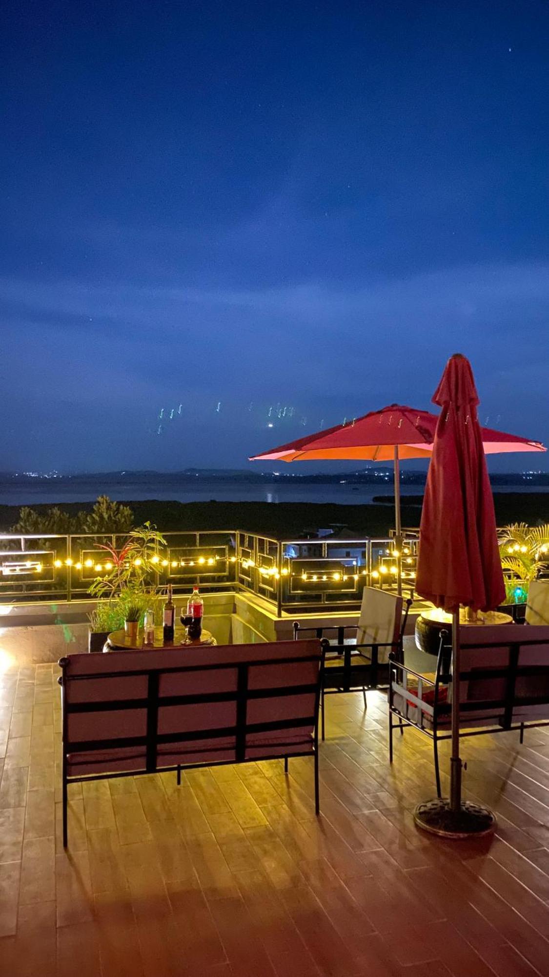 Nimaro Courts Hotel เอนเทบเบ้ ภายนอก รูปภาพ