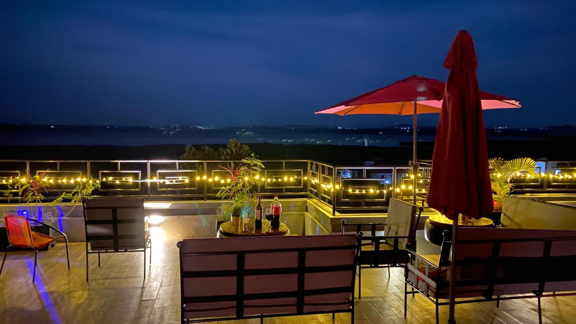 Nimaro Courts Hotel เอนเทบเบ้ ภายนอก รูปภาพ