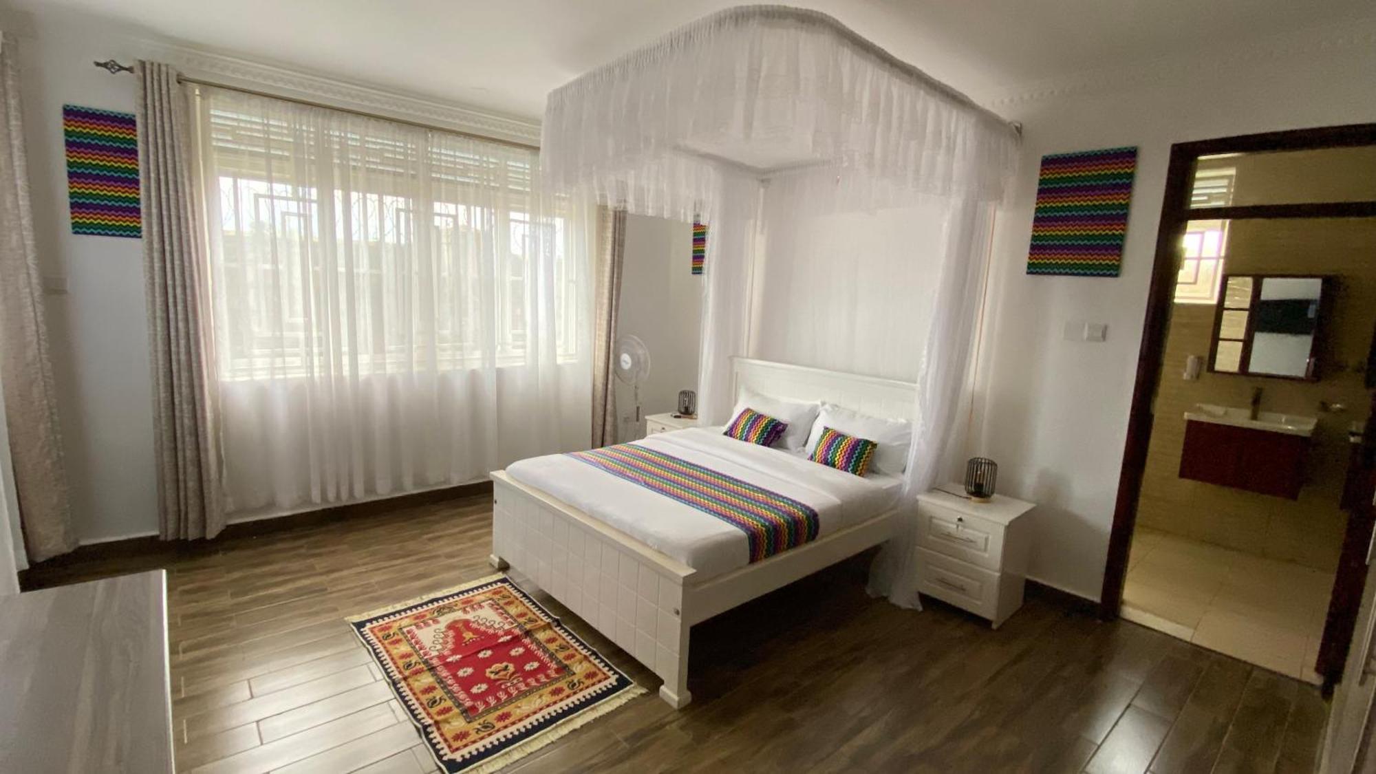 Nimaro Courts Hotel เอนเทบเบ้ ภายนอก รูปภาพ