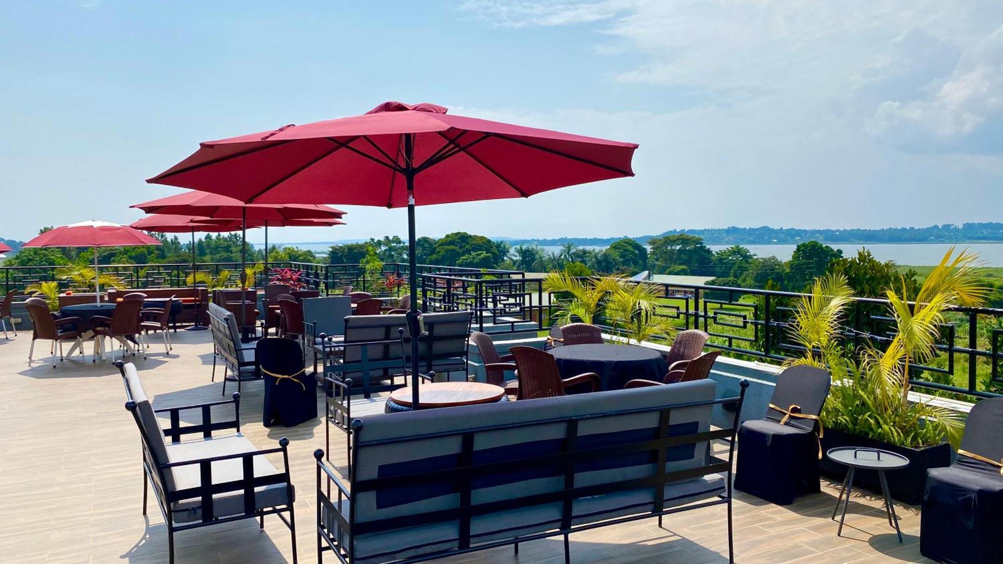 Nimaro Courts Hotel เอนเทบเบ้ ภายนอก รูปภาพ