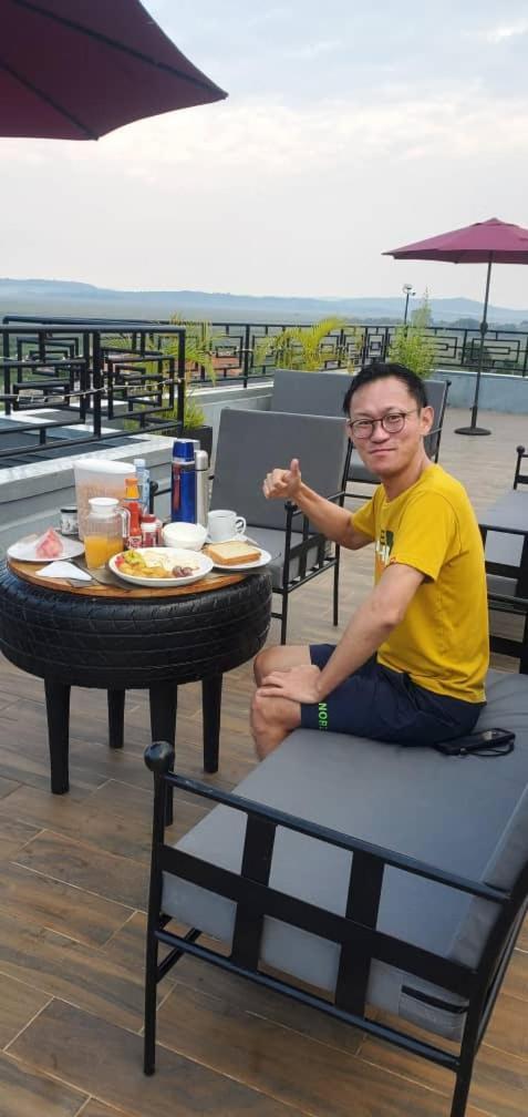 Nimaro Courts Hotel เอนเทบเบ้ ภายนอก รูปภาพ
