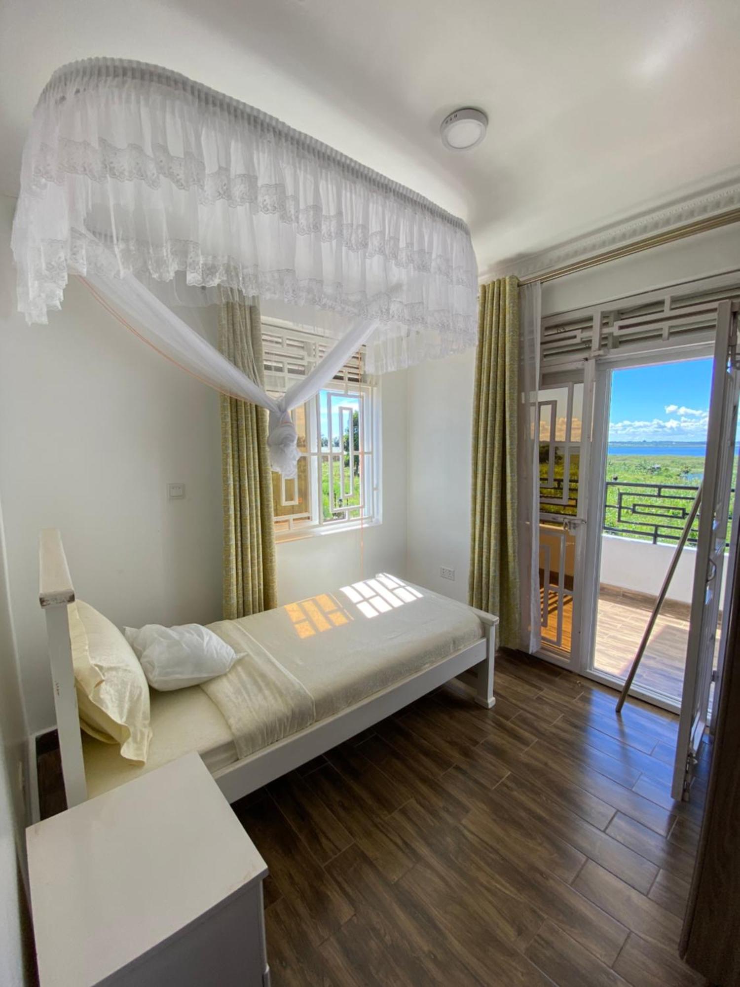 Nimaro Courts Hotel เอนเทบเบ้ ภายนอก รูปภาพ