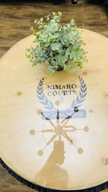 Nimaro Courts Hotel เอนเทบเบ้ ภายนอก รูปภาพ