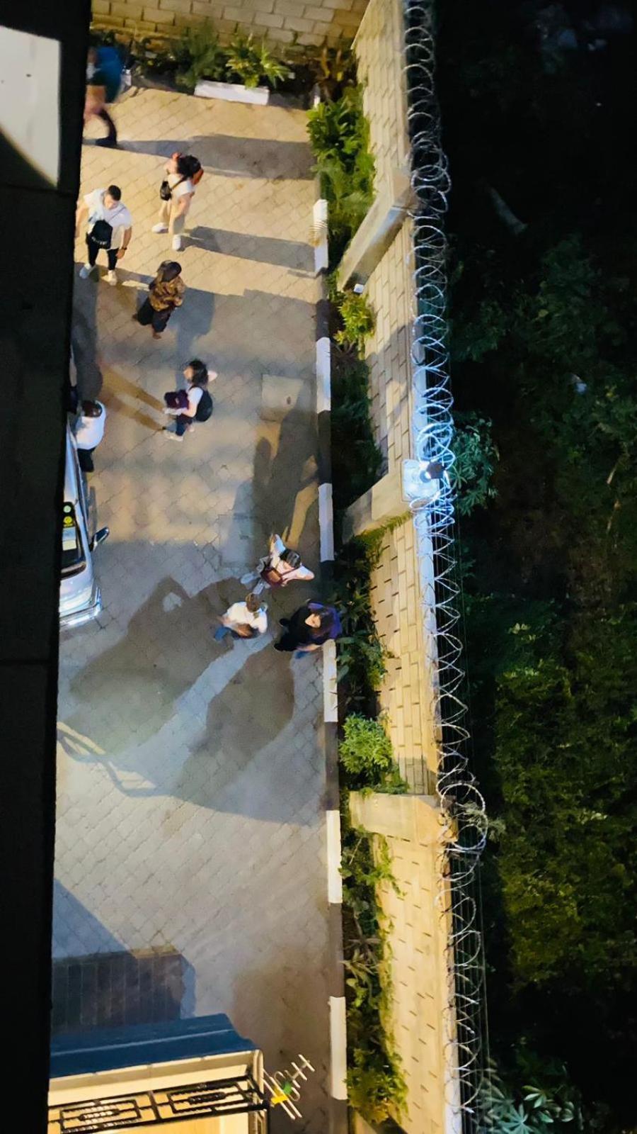 Nimaro Courts Hotel เอนเทบเบ้ ภายนอก รูปภาพ