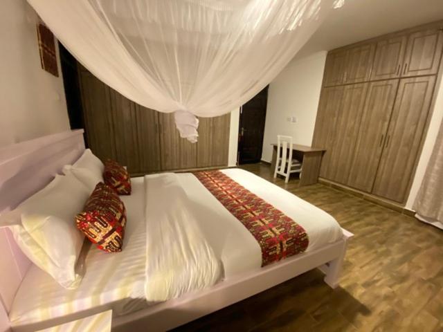 Nimaro Courts Hotel เอนเทบเบ้ ภายนอก รูปภาพ