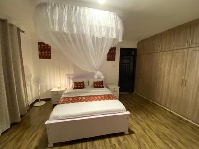 Nimaro Courts Hotel เอนเทบเบ้ ภายนอก รูปภาพ