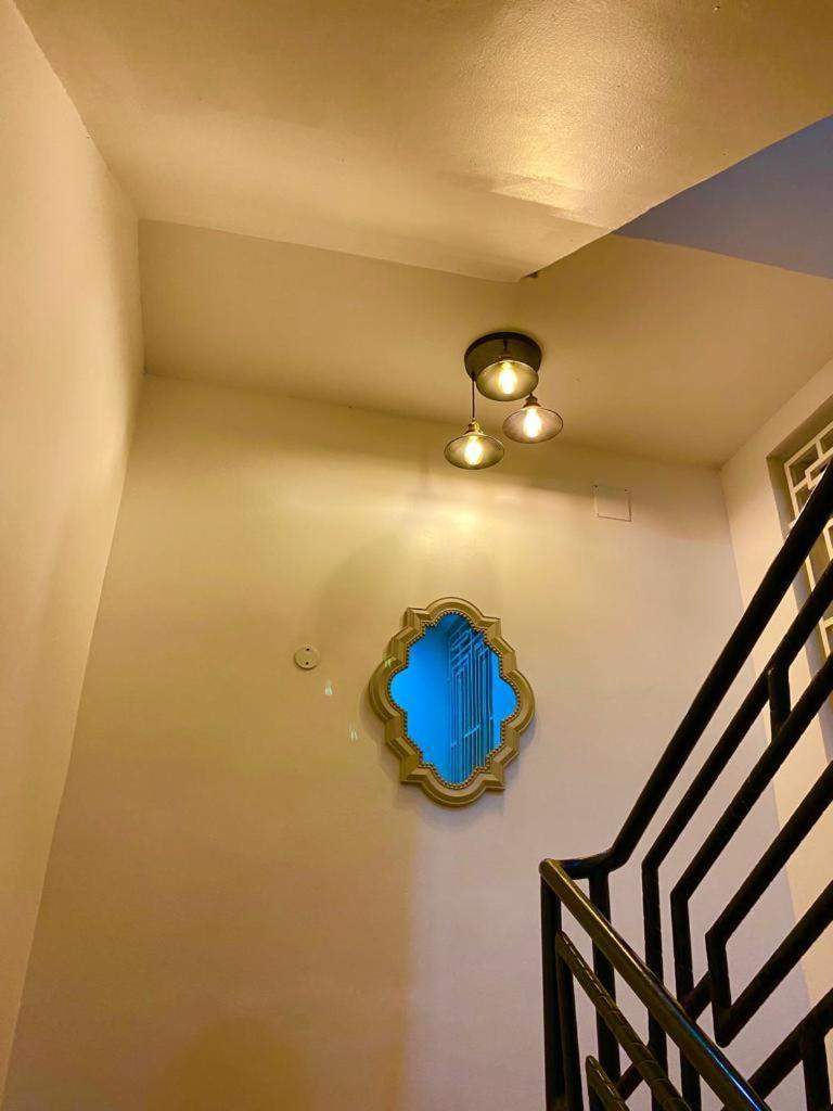 Nimaro Courts Hotel เอนเทบเบ้ ภายนอก รูปภาพ
