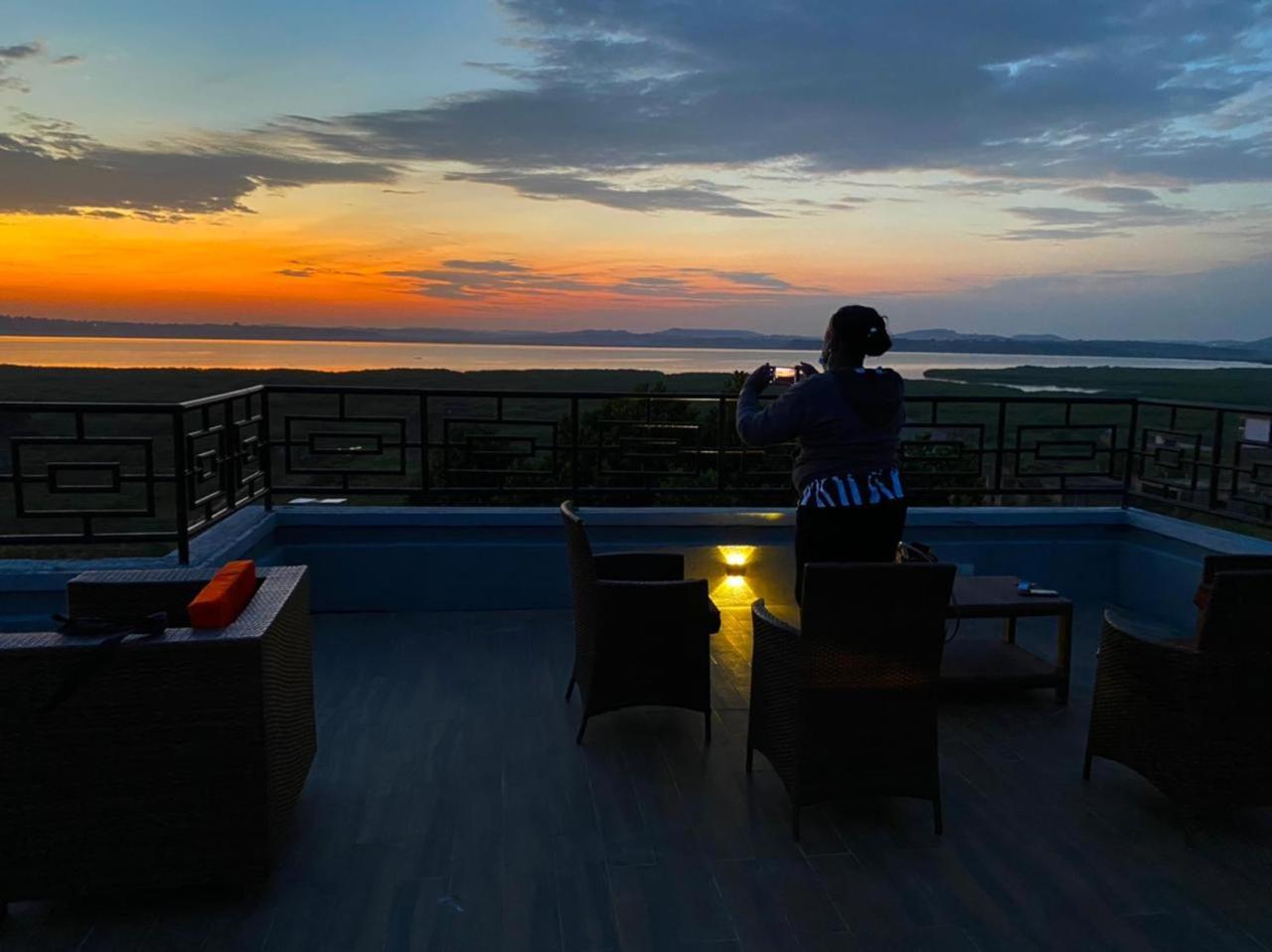 Nimaro Courts Hotel เอนเทบเบ้ ภายนอก รูปภาพ